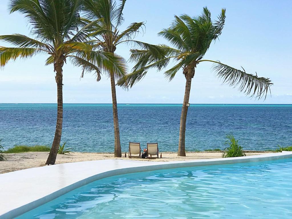 Bazén v ubytování Zanbluu Beach Hotel nebo v jeho okolí