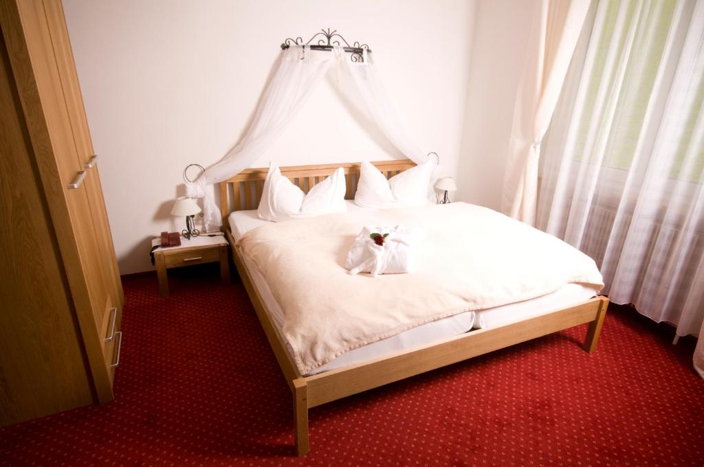 Postel nebo postele na pokoji v ubytování Alpenhotel Ensmann