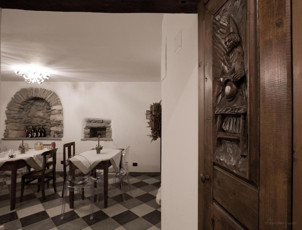 cocina y comedor con mesa y sillas en Aymon de Challant, en Aosta
