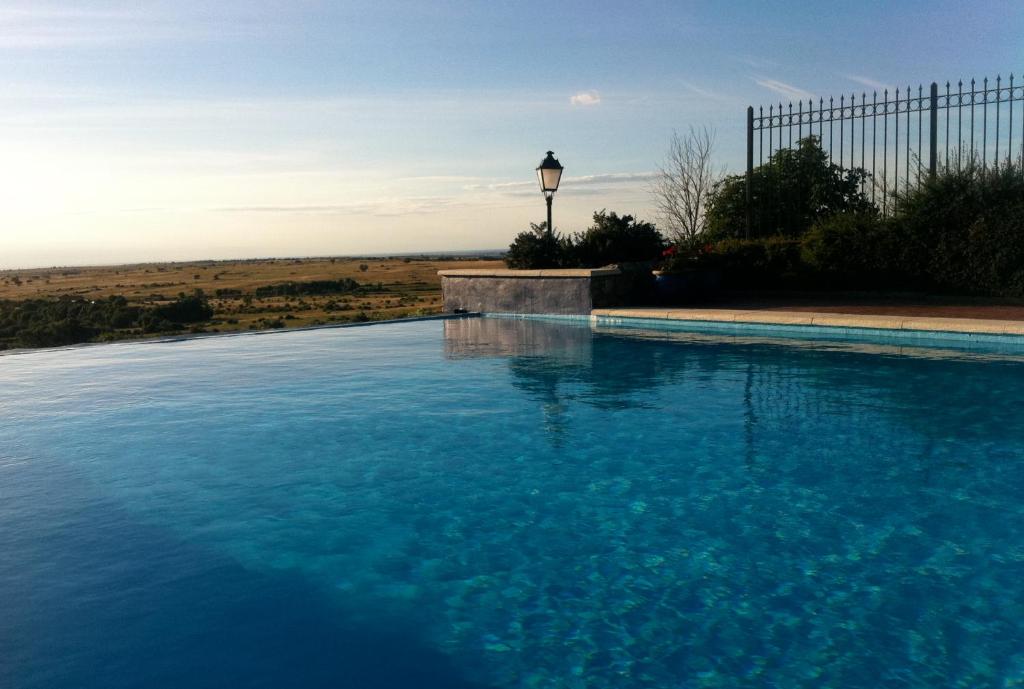 Bazén v ubytování Hotel El Rancho nebo v jeho okolí