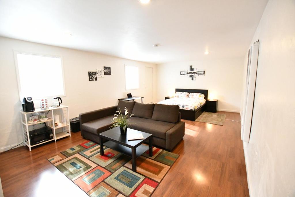 sala de estar con sofá y cama en Private Unit / Private Bathroom Near BART & SF en Daly City