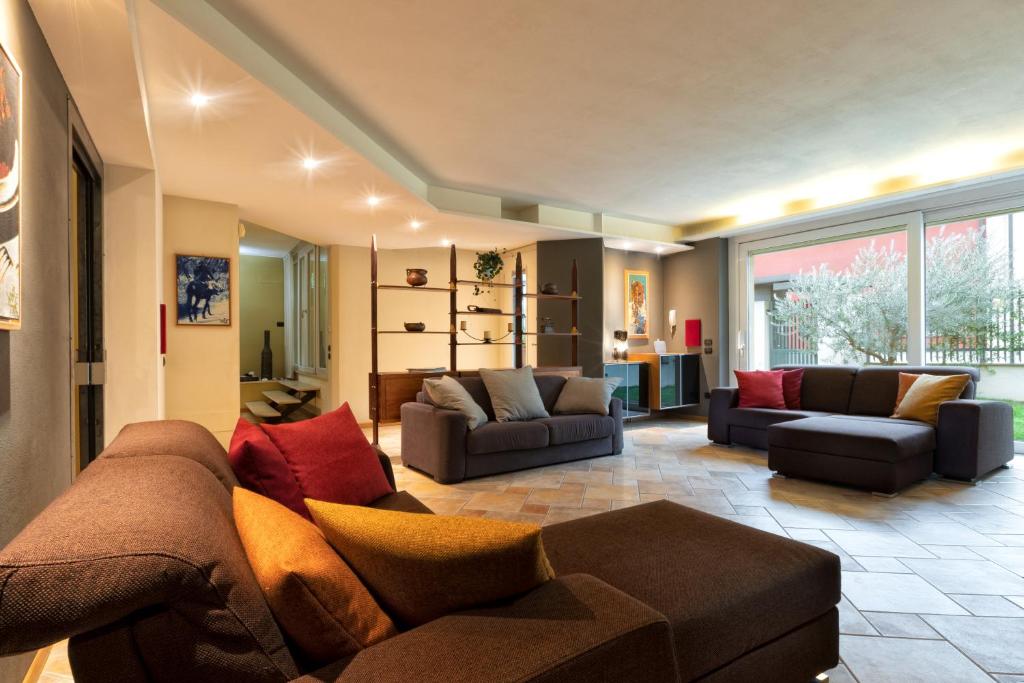 a large living room with a couch and chairs at Residenza Montebello in Verona