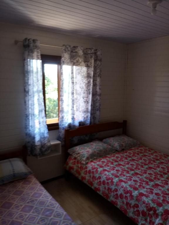 um quarto com 2 camas e uma janela em Residencial Gurtler 209 em Gramado
