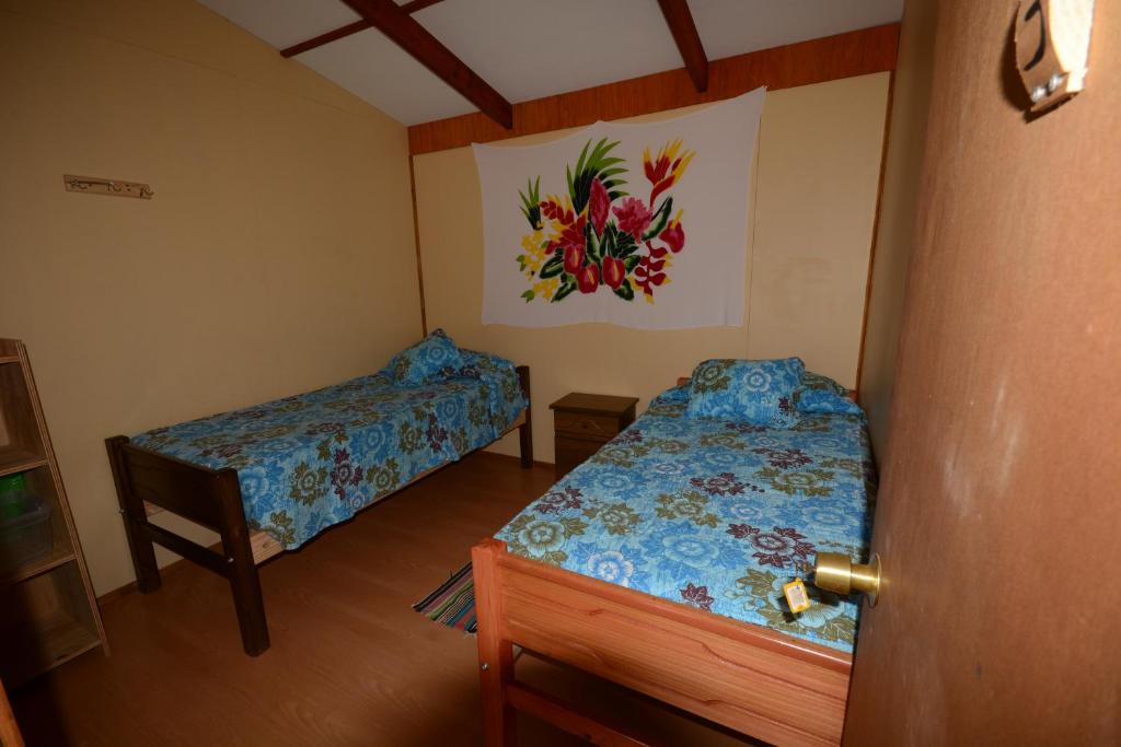 Letto o letti in una camera di Camping Hostal Tipanie Moana Aeropuerto Centro