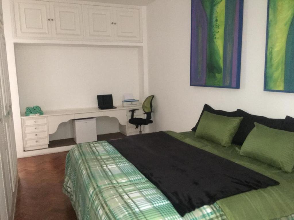 1 dormitorio con cama y escritorio. en Adonai Copacabana Rooms 01, en Río de Janeiro