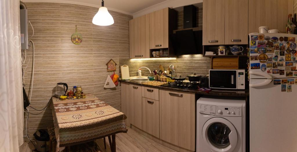 Kuchyň nebo kuchyňský kout v ubytování Guest House Hello