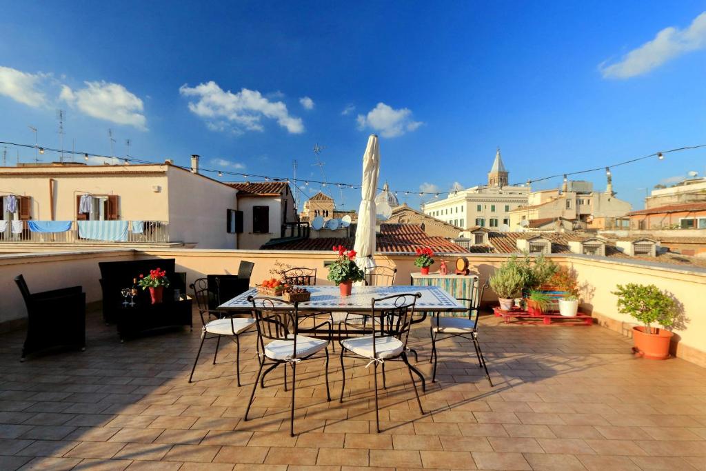 ローマにあるMok'house Apartmentsの屋上のパティオ(テーブル、椅子付)