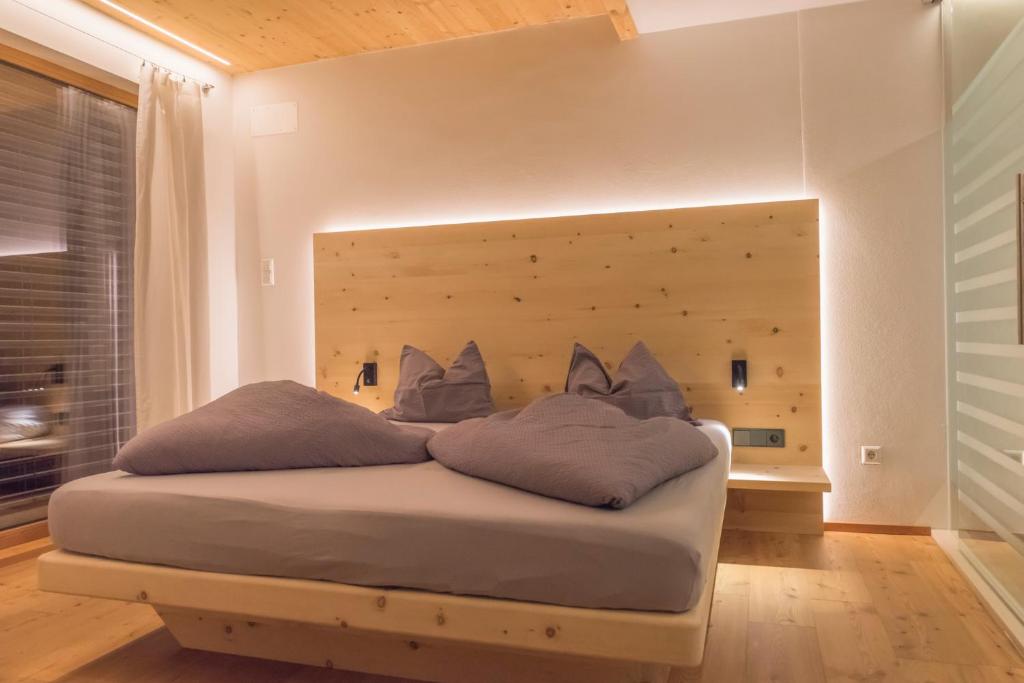 Postel nebo postele na pokoji v ubytování Residence-Garni Haus Tschenett
