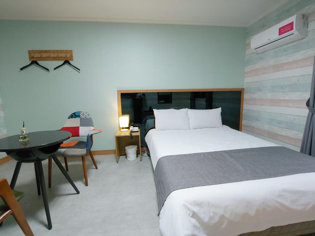 Postel nebo postele na pokoji v ubytování Hotel Tong Yeondong Jeju