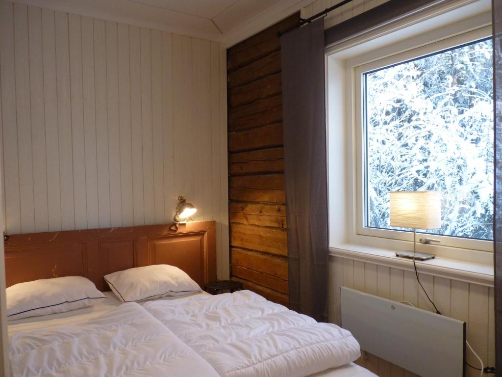 1 dormitorio con cama y ventana en Holiday home Hammarstrand 4 persons en Hammarstrand