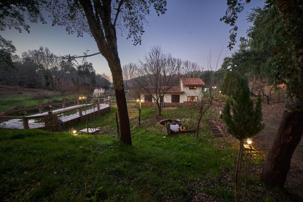une maison dans un champ avec des lumières dans l'herbe dans l'établissement Valle Granado, à Fuenteheridos