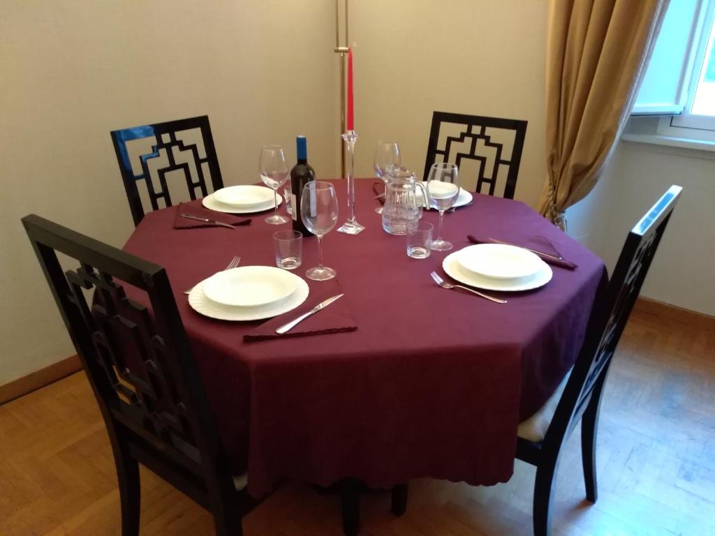 羅馬的住宿－My Enchanting Roman Holiday，桌子上带紫色桌布的桌子和椅子