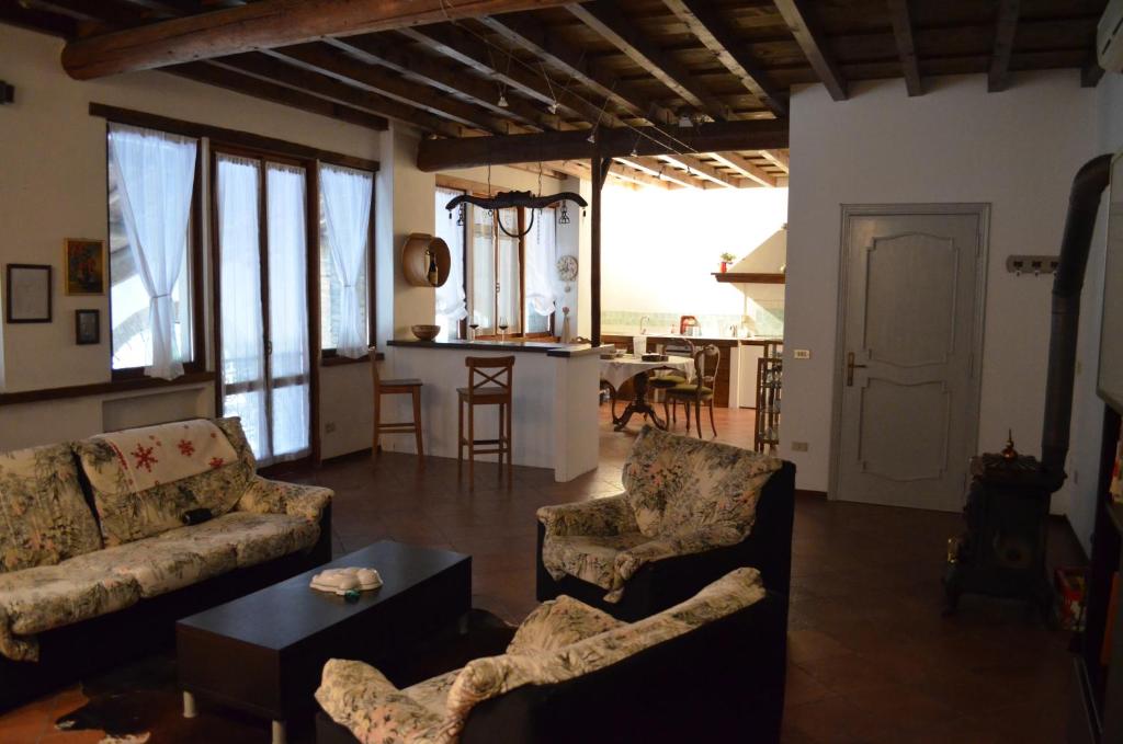 ein Wohnzimmer mit 2 Sofas und einem Tisch in der Unterkunft Agriturismo Cipolli e Podò Corte Carlini in Mantua