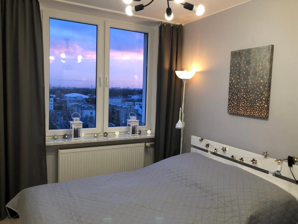Posteľ alebo postele v izbe v ubytovaní WARSZAWA CENTER POWIŚLE 3 rooms 10th floor view