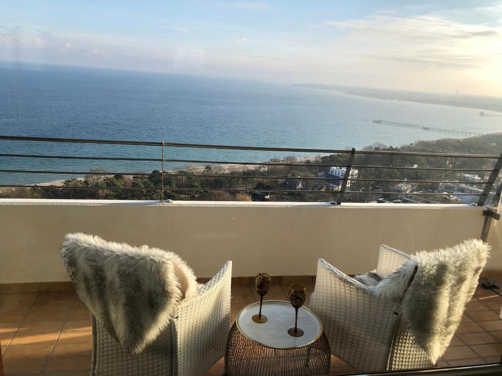 a balcony with two chairs and a view of the ocean at Tiffanys Ferienapartments in der Privatresidenz des Plaza Premium Hotel Timmendorfer Strand in Timmendorfer Strand