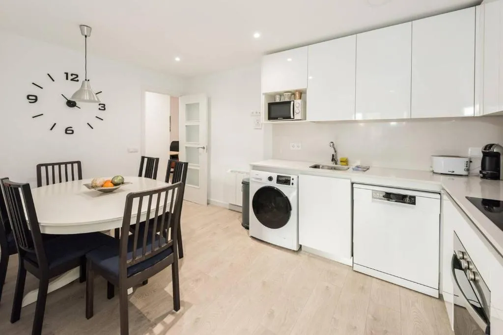 Modern With Ideal Location Next To Atocha Station, Madrid, Spania