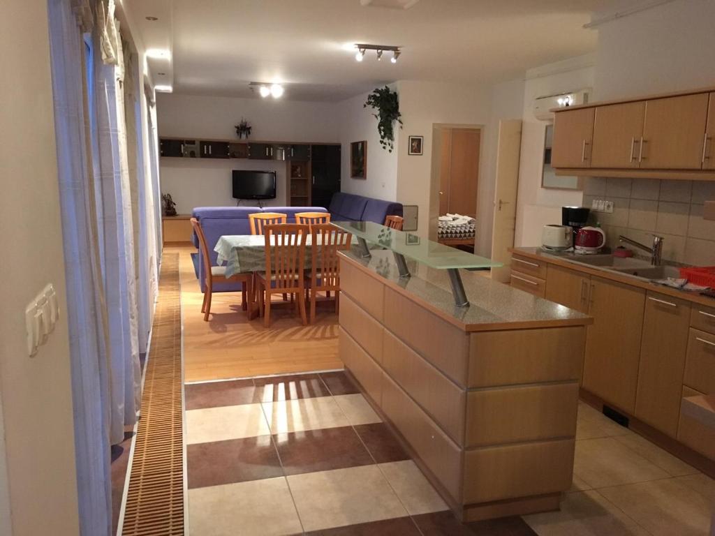 Kuchyňa alebo kuchynka v ubytovaní Mary Apartmanház Hévíz