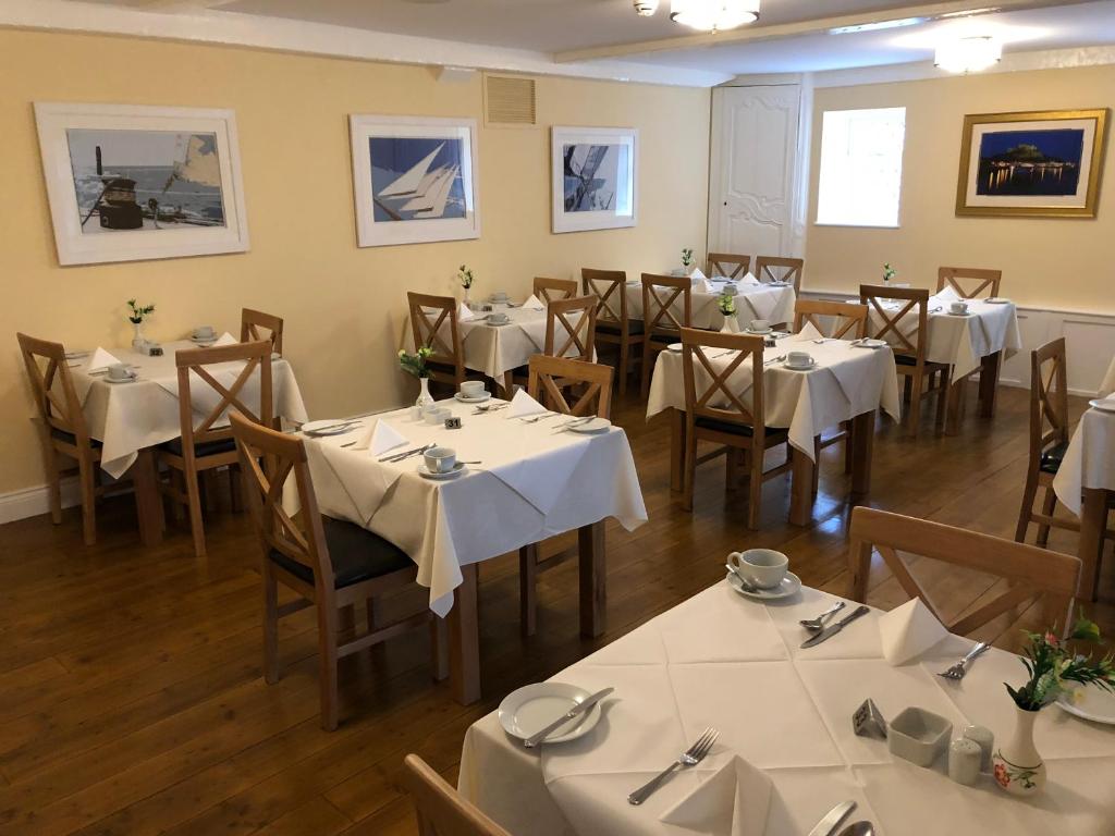 Restaurace v ubytování Almorah Hotel