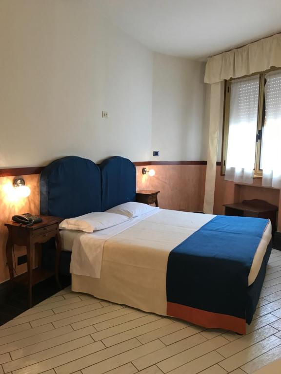 A bed or beds in a room at Hotel San Felice