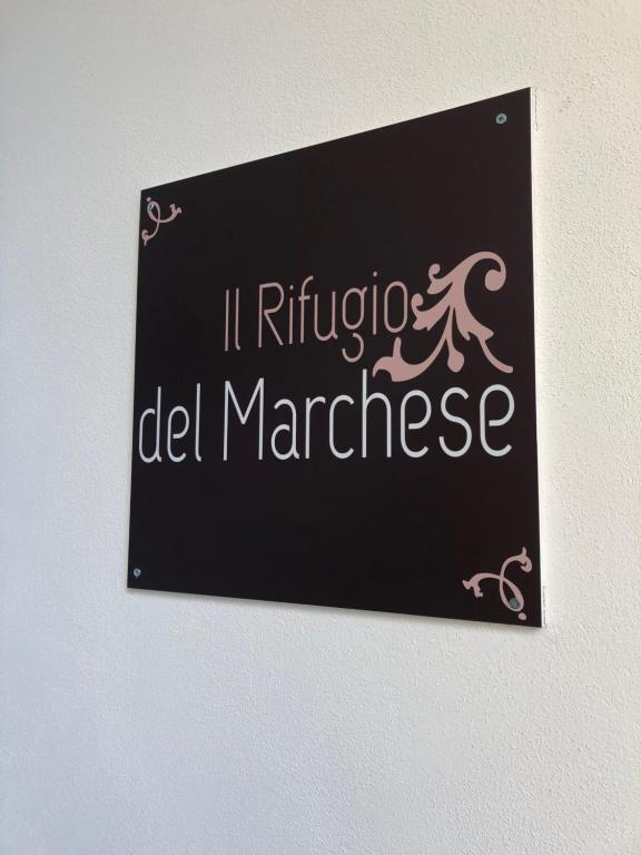 een bord op een muur met de naam "ald market" bij Rifugio del Marchese in Ercolano