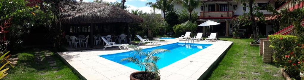 - une piscine dans la cour d'une maison dans l'établissement Pousada Lagoa Pequena, à Prado