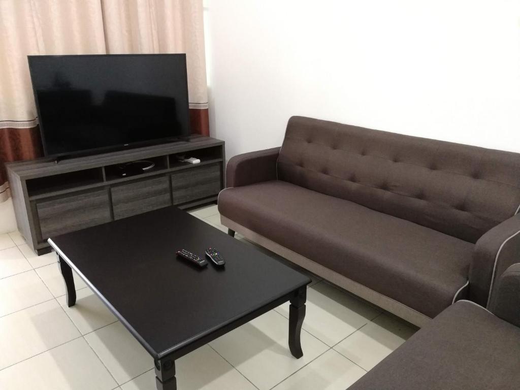 TV a/nebo společenská místnost v ubytování Address No 915, Lorong Uni Central 13, Taman Uni Central, Kuching Samarahan Expressway