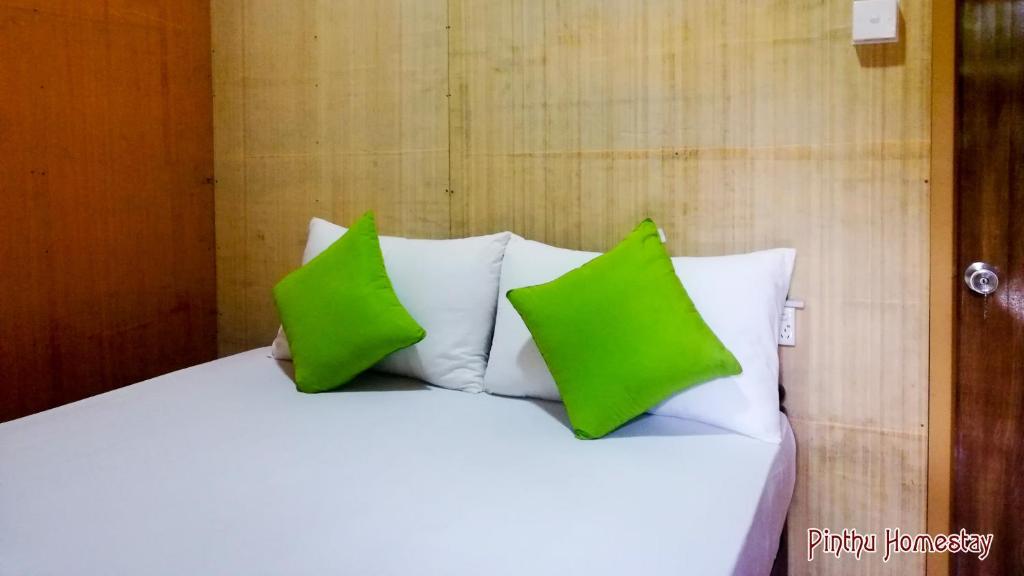 Postel nebo postele na pokoji v ubytování Pinthu Home Stay