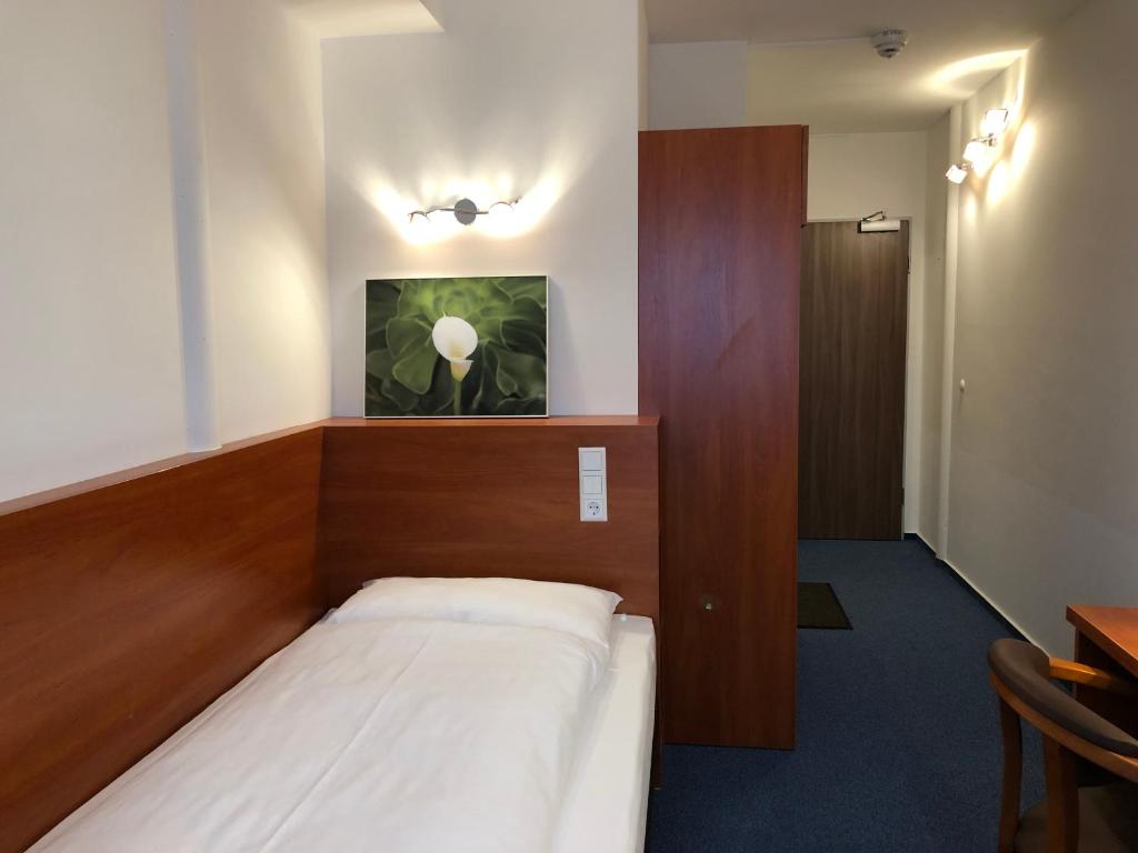 Postel nebo postele na pokoji v ubytování Hotel Mirabell