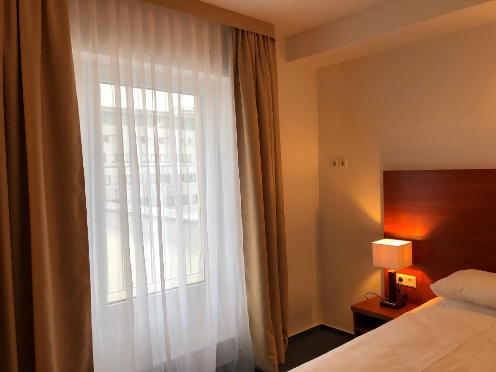 Postel nebo postele na pokoji v ubytování Hotel Mirabell