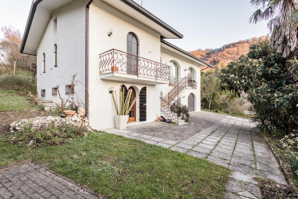 vistas al exterior de una casa blanca con balcón en Villa Diana Tarzo, en Tarzo