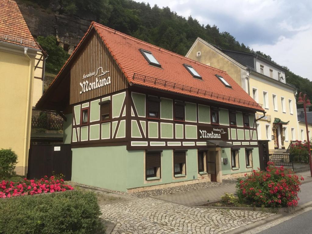 un edificio con techo rojo en una calle en Ferienhaus Montana, en Bad Schandau