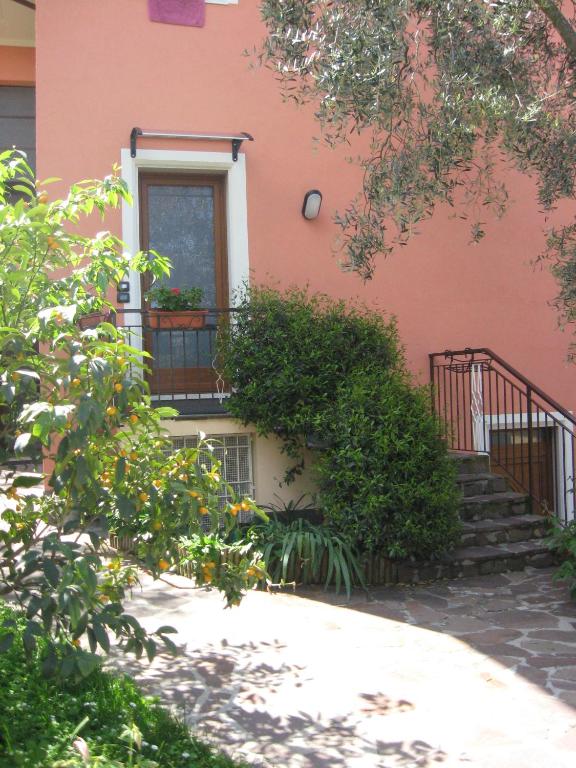 Vonkajšia záhrada v ubytovaní Appartamenti Casa Nina, lago,montagne, uliveti