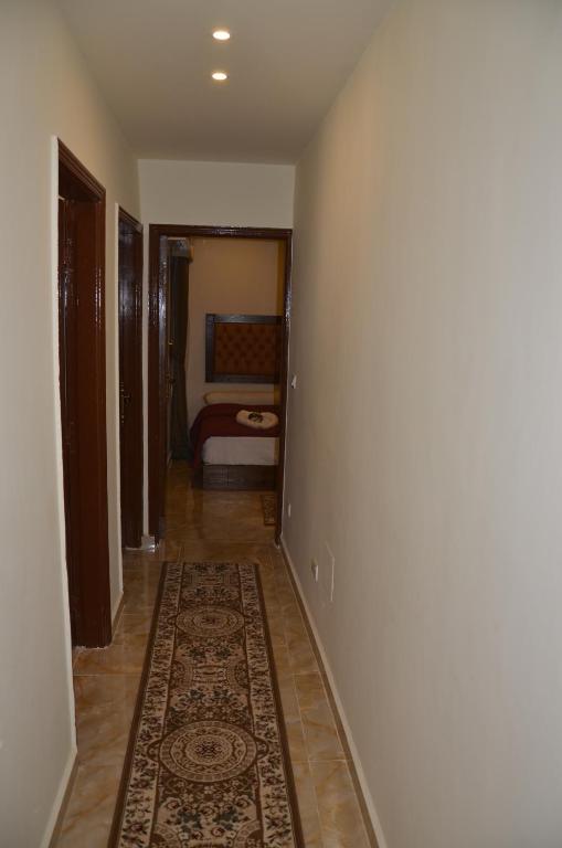 Postel nebo postele na pokoji v ubytování Full Pyramids View Apartment with Balcony For 8 P