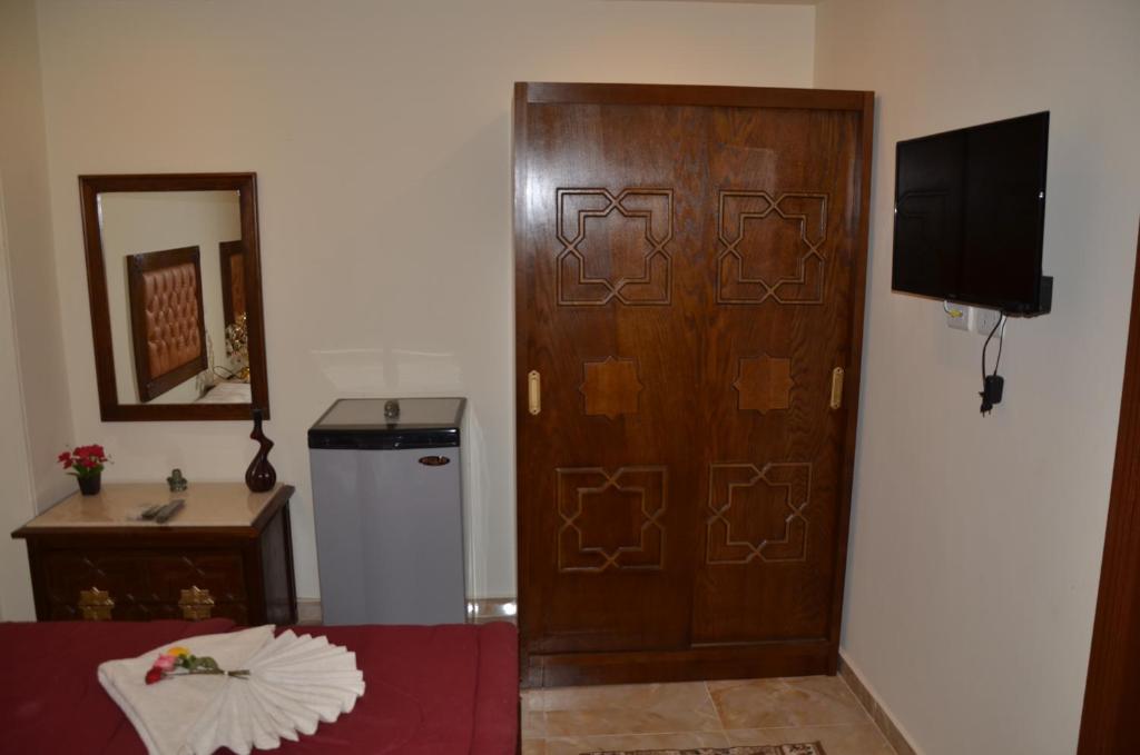 TV a/nebo společenská místnost v ubytování Full Pyramids View Apartment with Balcony For 8 P