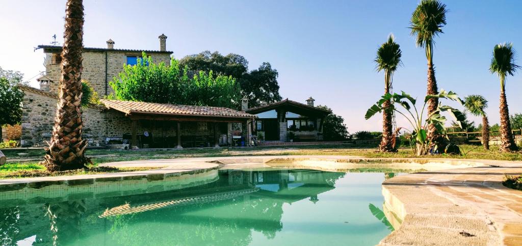 Bazén v ubytování Mas Tulsà Casa Rural Girona nebo v jeho okolí
