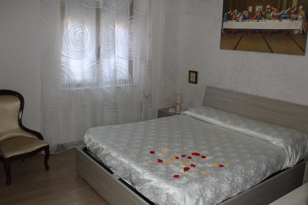 ナポリにあるA&C SweetHomeのベッドルーム1室(赤い花のベッド1台付)