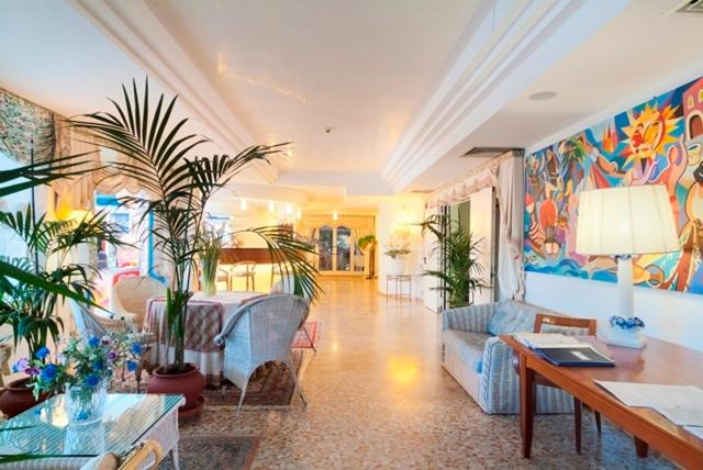 A seating area at Hotel Panoramic