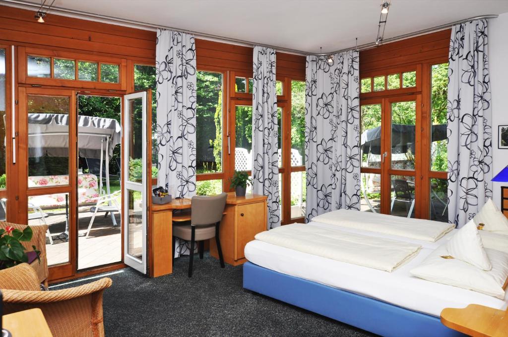 Postel nebo postele na pokoji v ubytování Villa Waldperlach by Blattl