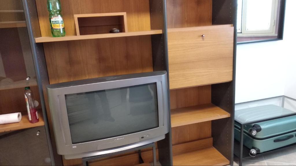 Televízia a/alebo spoločenská miestnosť v ubytovaní B&B Rossini