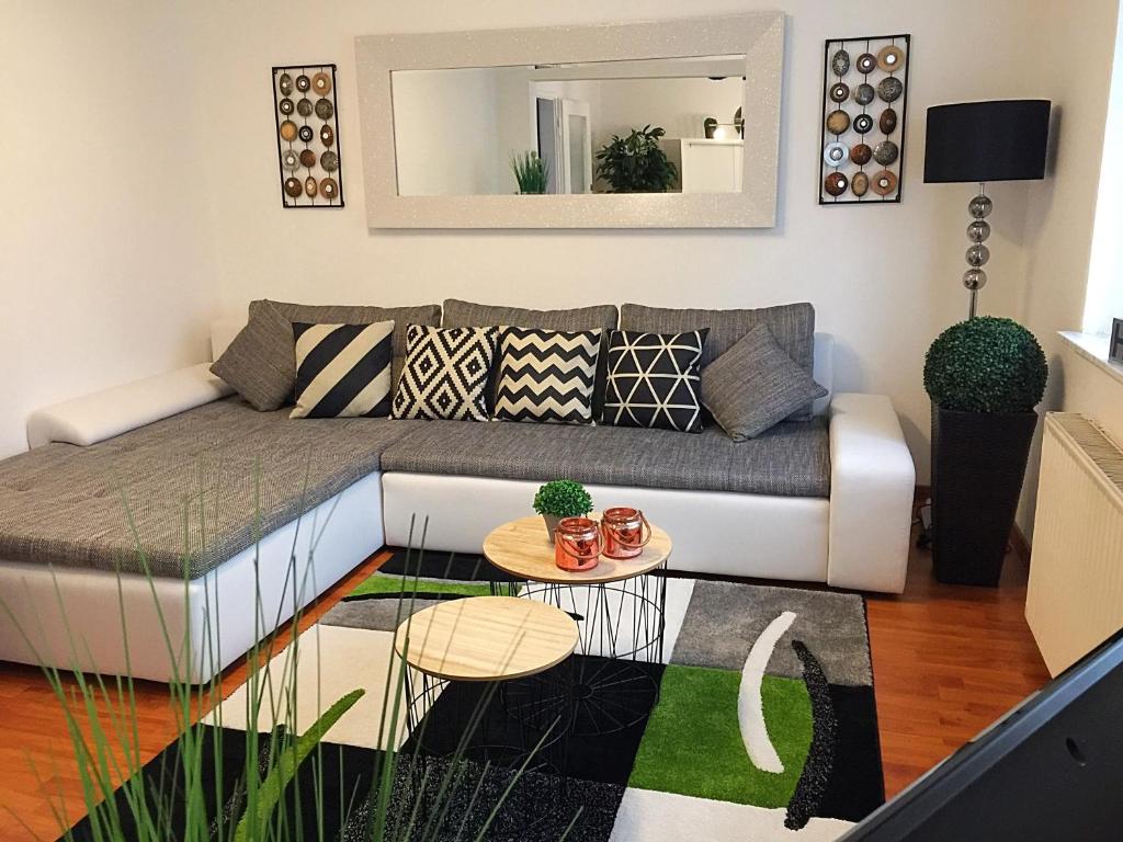 ein Wohnzimmer mit einem Sofa und einem Tisch in der Unterkunft Apartment "La Lucia" in Schwäbisch Gmünd