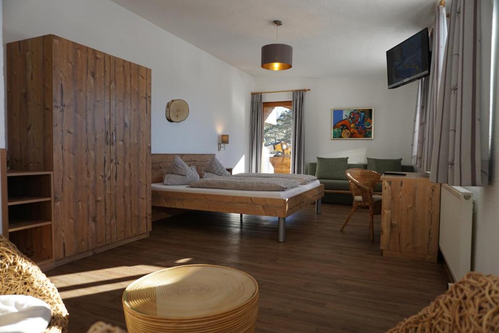 Säng eller sängar i ett rum på Hotel Pension Tyrol