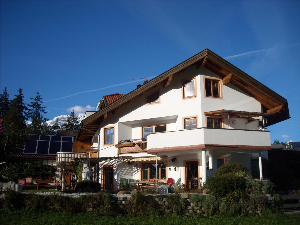 uma casa branca com um telhado castanho em Haus Juen em Tulfes