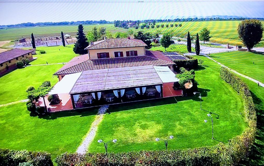 an aerial view of a large house on a green field at Agriturismo Giuncola & Granaiolo in Rispescia