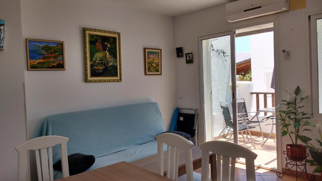 ラ・イスレタ・デル・モロにあるTrendy Homes Apartamento Isletaのリビングルーム(青いソファ、テーブル付)