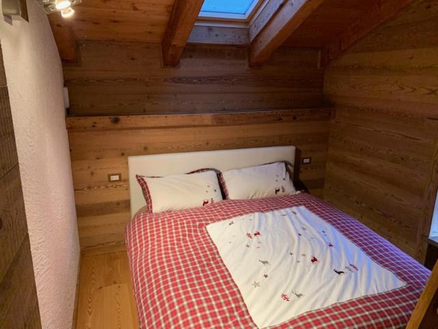 una piccola camera con un letto in una cabina di appartamento Joder a Macugnaga