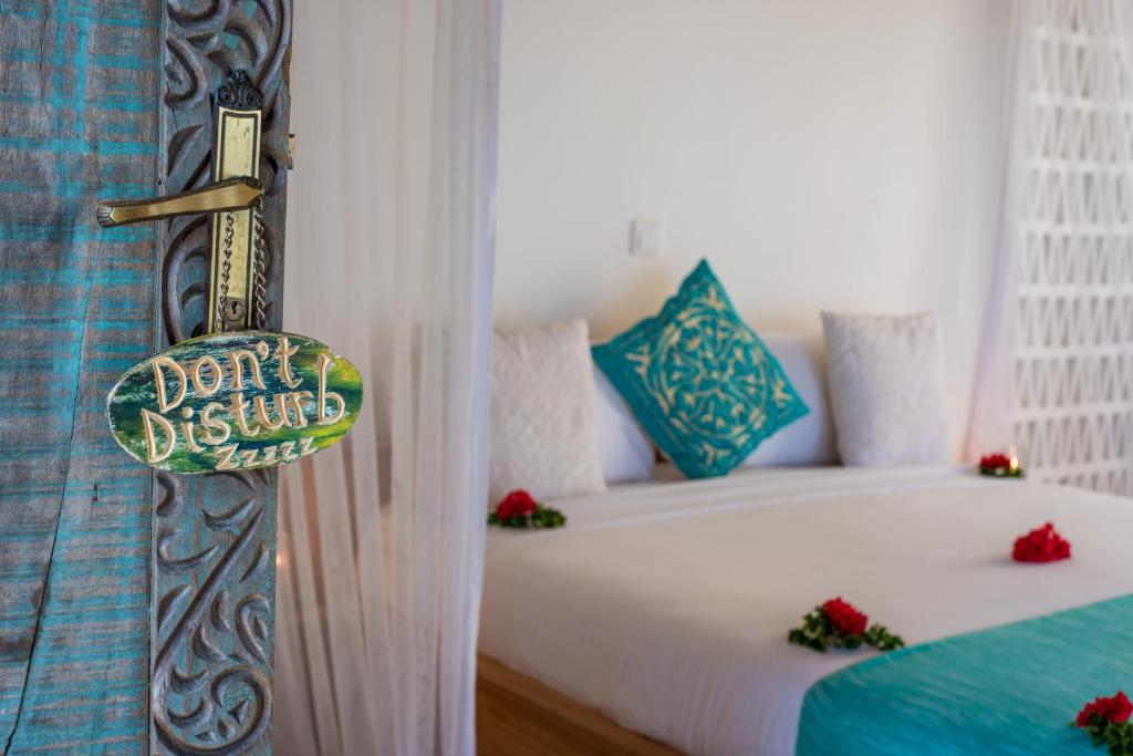 Postel nebo postele na pokoji v ubytování Zanbluu Beach Hotel