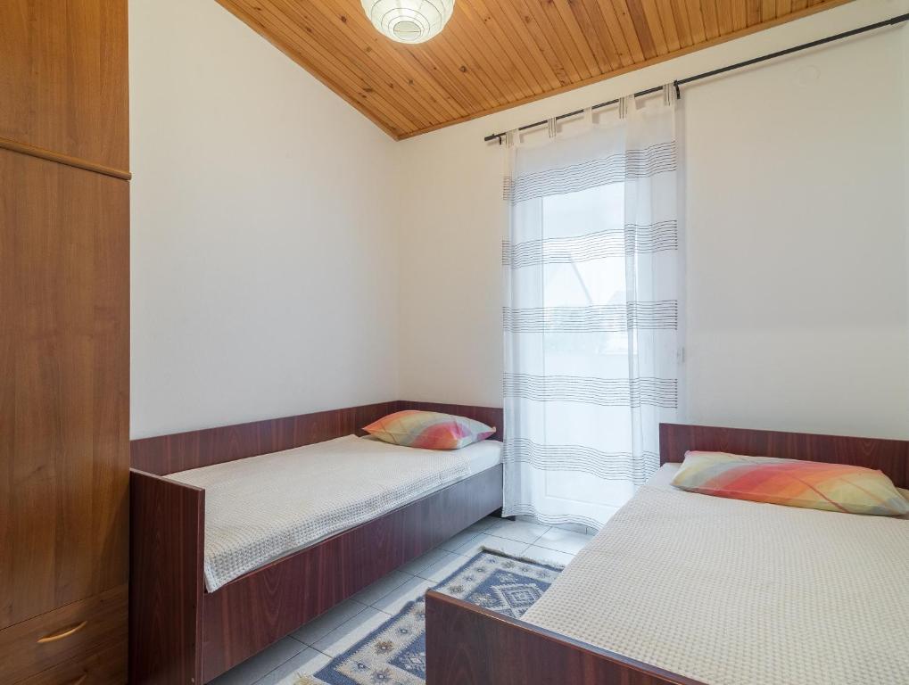 Łóżko lub łóżka w pokoju w obiekcie Apartments Domi