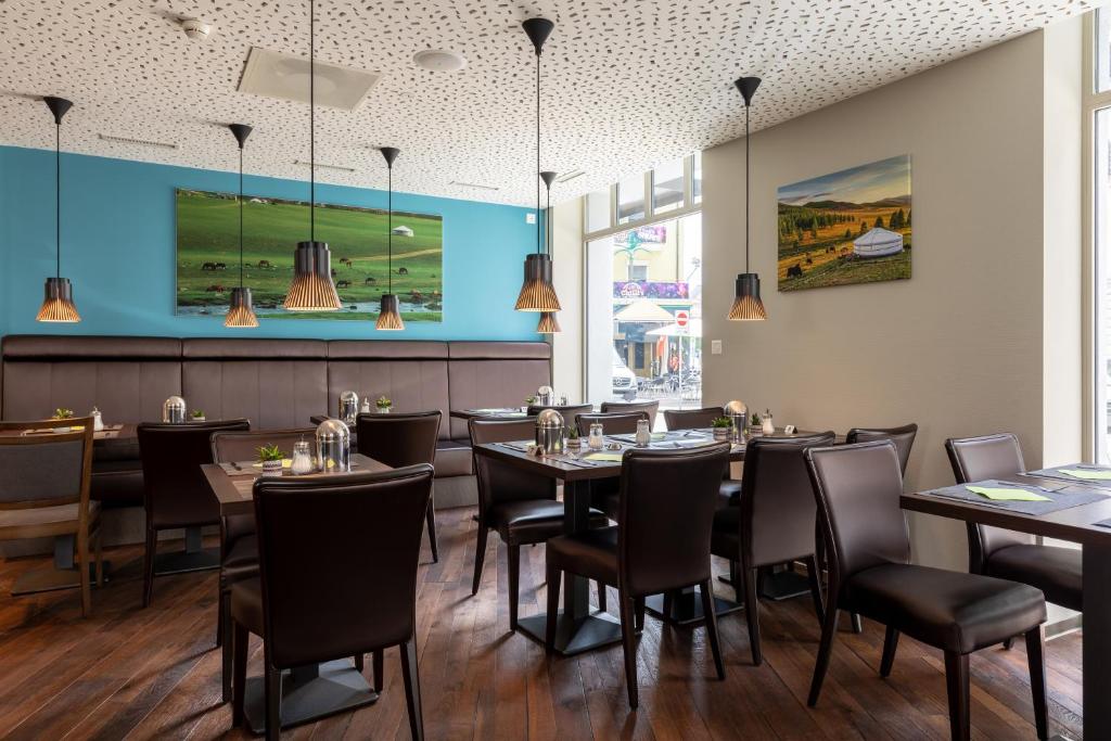 un restaurante comedor con mesas y sillas en Trip Inn Zurich Hotel, en Zúrich