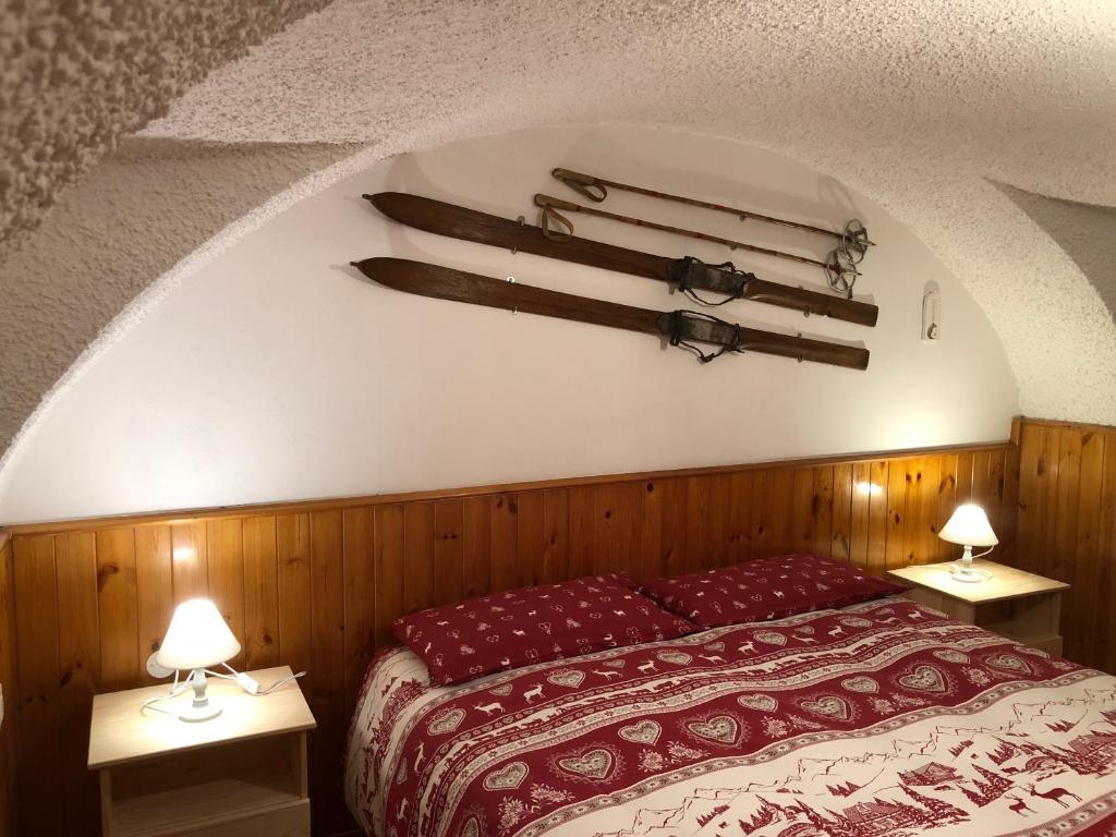 Łóżko lub łóżka w pokoju w obiekcie La stube degli sciatori