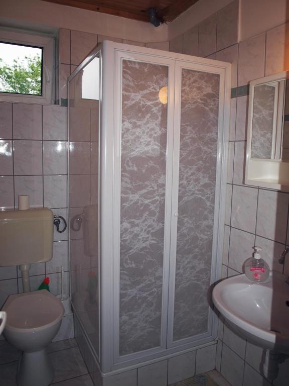 Koupelna v ubytování Újsziget Vendégház